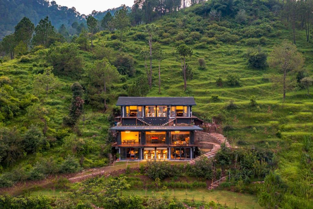 a house in the middle of a hill at StayVista at Leopard's Creek with Pool in Solan