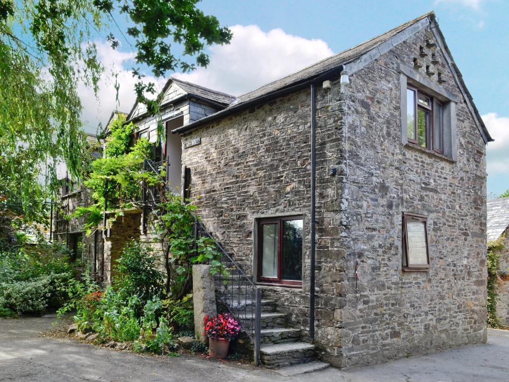 uma antiga casa de pedra com escadas em frente em Judd em Launceston