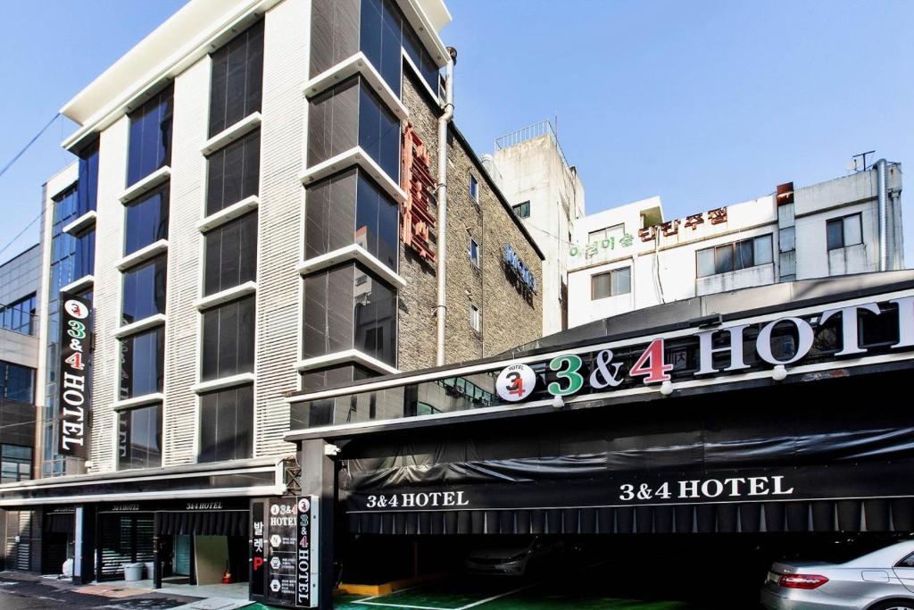 仁川にあるJuan 3&4 Hotelのホテルの看板が目の前にある建物