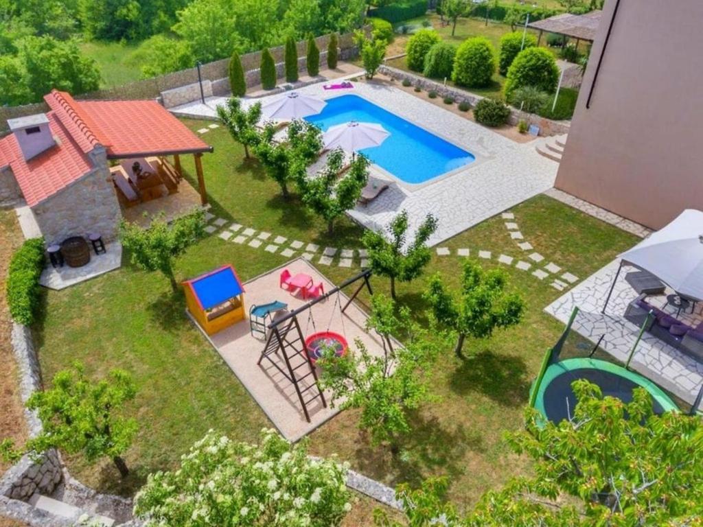 een luchtfoto van een huis met een zwembad bij Prima Natura, Imotski in Kutleše