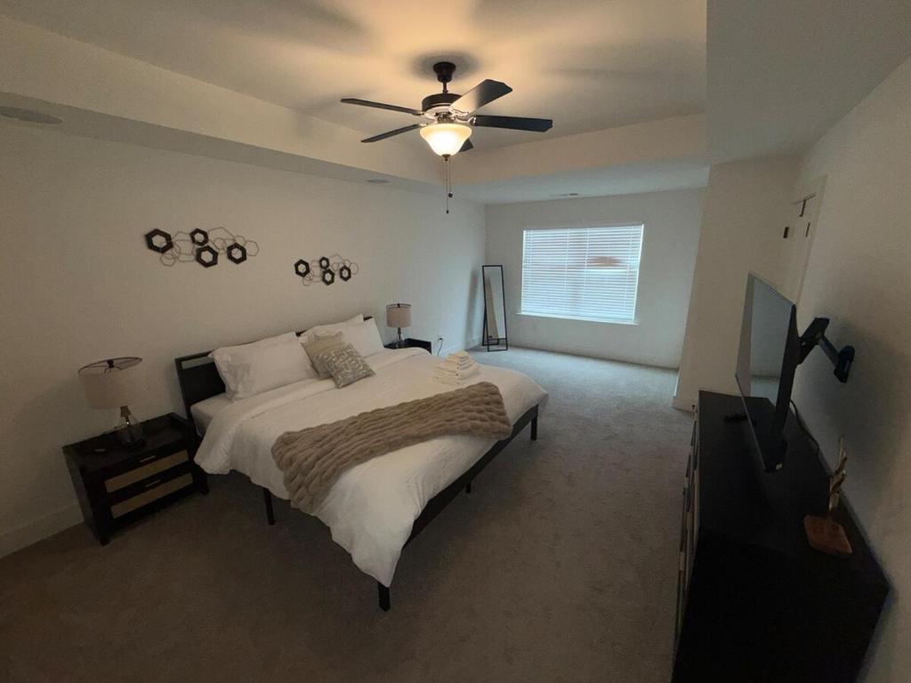 Postel nebo postele na pokoji v ubytování Bright, charming, modern townhouse in Winder