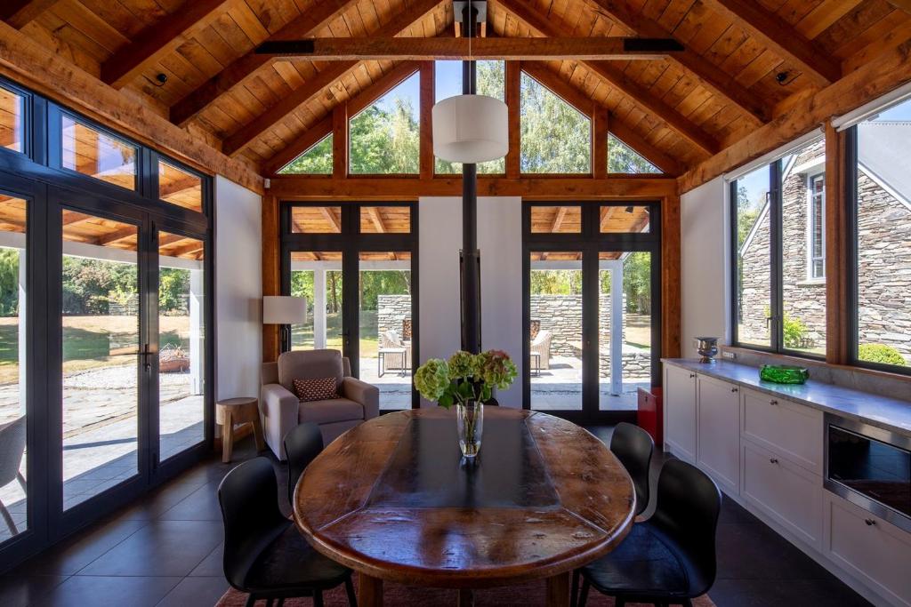 Χώρος καθιστικού στο Taramea Arrowtown by Sotheby's Luxury Rental Homes