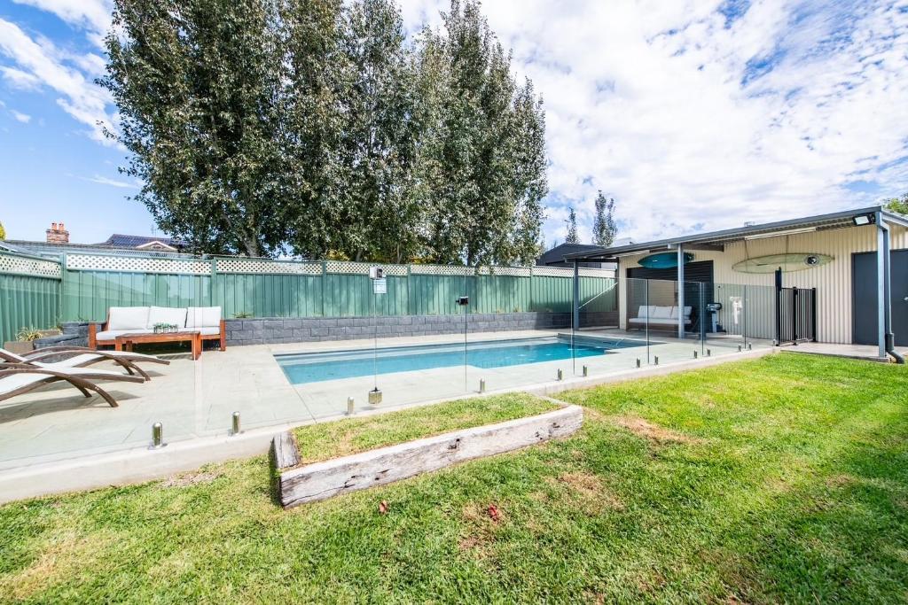 Bazén v ubytování Under the Grapevines with Pool & BBQ nebo v jeho okolí