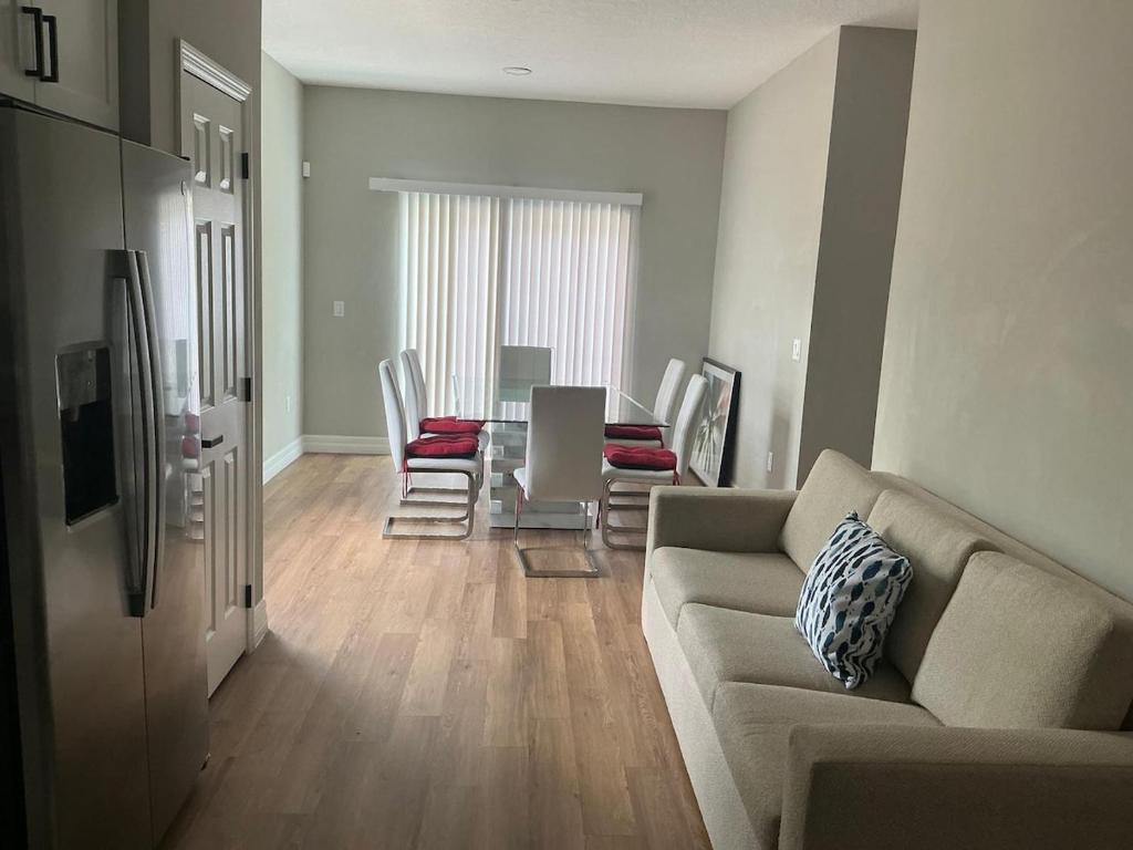 ein Wohnzimmer mit einer Couch und einem Tisch und Stühlen in der Unterkunft Orlando Luxury Home in Orlando
