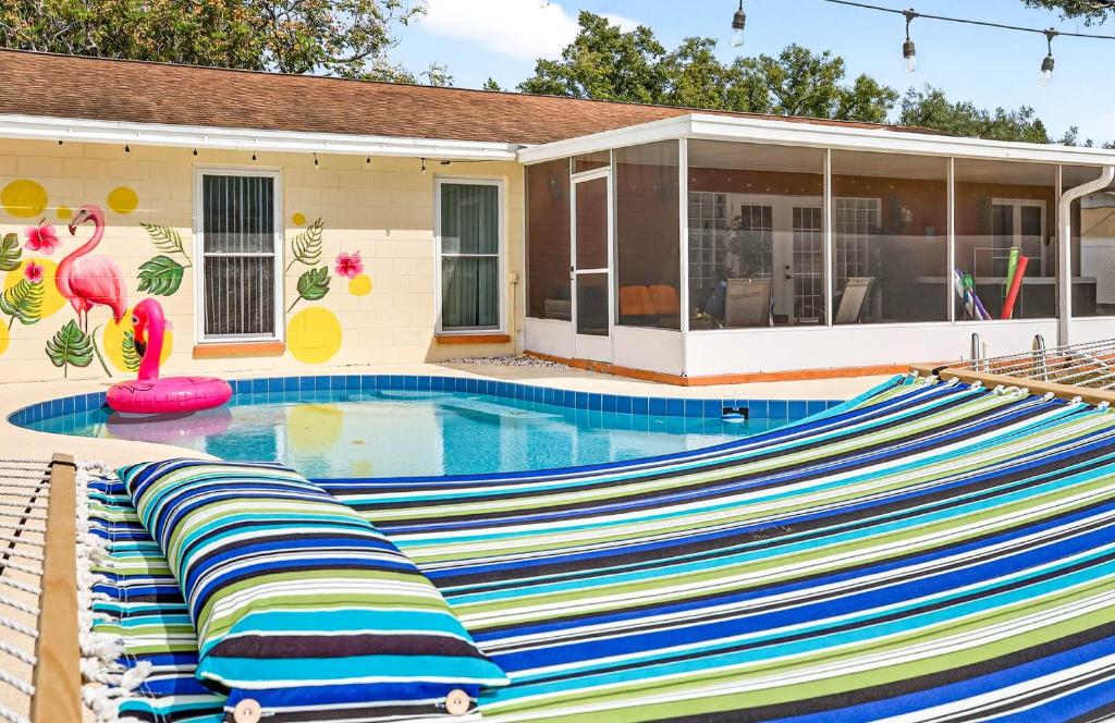 een zwembad met een aantal ligstoelen voor een huis bij The Flamingo*4bed*pool*jacuzzi*foosball in Valrico