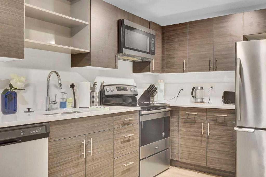 Luxury lofts, Downtown, Playhouse Sq, Near Stadium and Arena, Fire Pit, Rooftop deck, BBQ, Parking -fcfs, Close to EVERYTHIHNG! photo