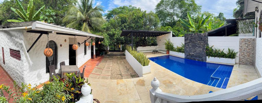 ein Haus mit einem Swimmingpool im Hof in der Unterkunft Villa Clara Casa Campestre, Piscina, Naturaleza, Paseo de Río in Melgar