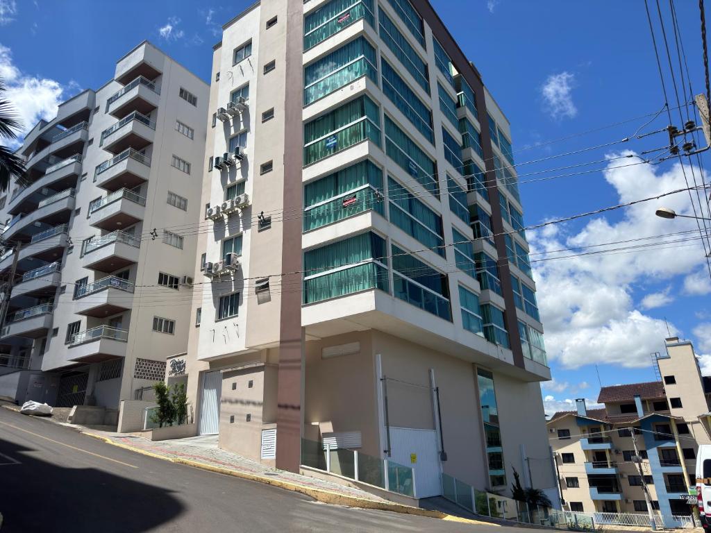 een hoog gebouw aan de kant van een straat bij Brisa do Sol Apartment 201 - Piratuba SC in Piratuba