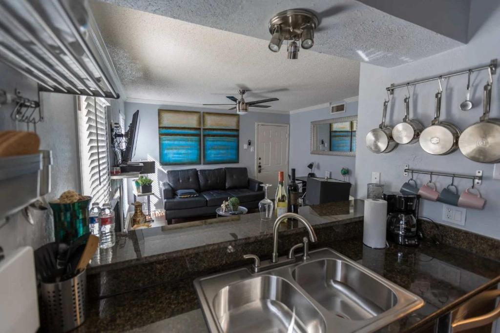 Η κουζίνα ή μικρή κουζίνα στο 2BD Condo DFW South I14