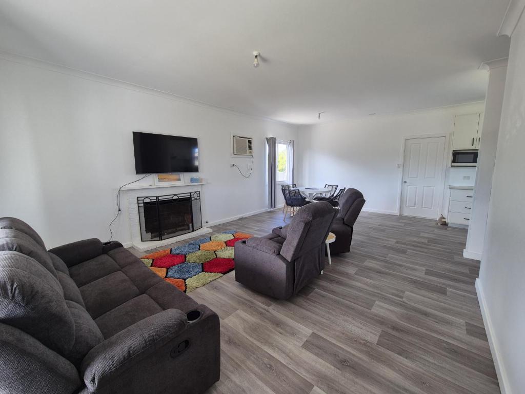 TV a/nebo společenská místnost v ubytování Sunny Hidden Cottage