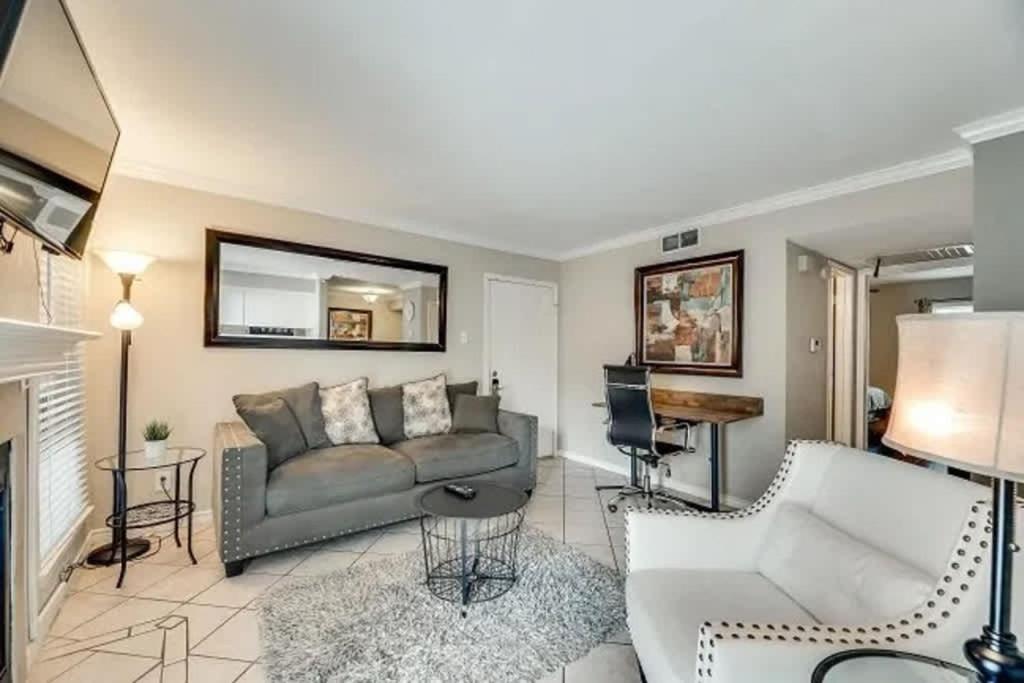 Χώρος καθιστικού στο Cozy 2BD Apt DFW South I12