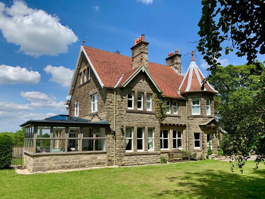 een groot bakstenen huis met een dak bij Eversfield in Goathland