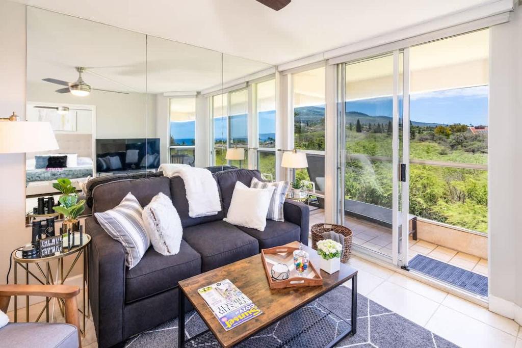 un soggiorno con un divano e un tavolo di Oceanview Retreat Walk to Beach & Restaurants a Wailea