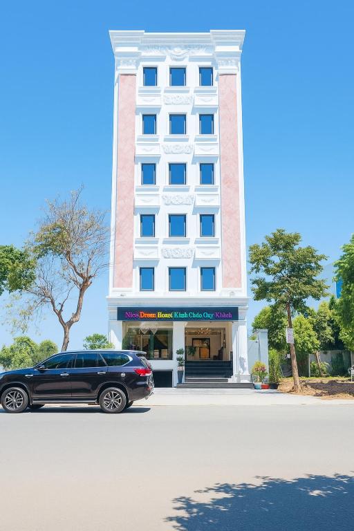 a car parked in front of a building at Nice Dream Hotel in Yen