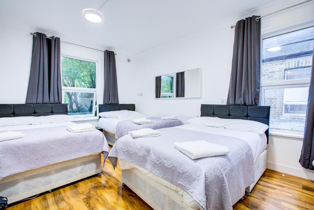 Postel nebo postele na pokoji v ubytování Joel Hotel