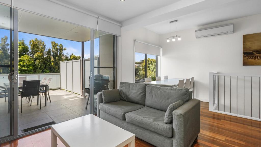 アポロ・ベイにあるTriplet Apollo Bayのソファとテーブルのあるリビングルーム