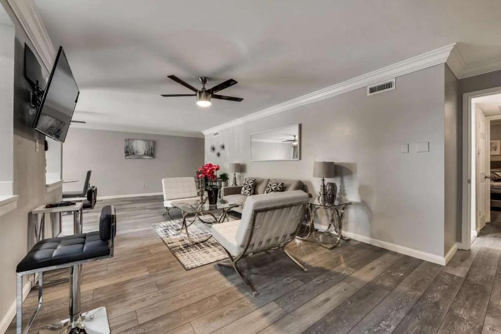 Μια τηλεόραση ή/και κέντρο ψυχαγωγίας στο Lux 2BD Apt Pool SixFlags Grand Prairie GP54C