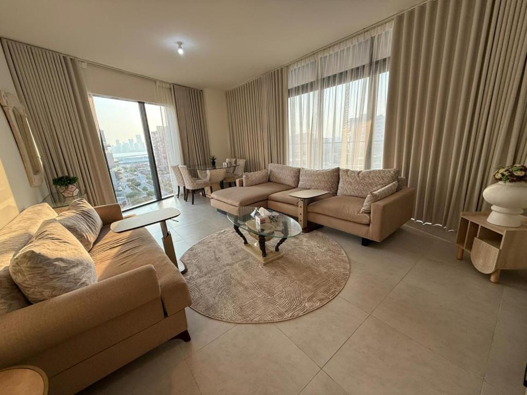 una sala de estar con un sofá y una mesa en Luxury 2-Bedroom APT - Sea Views in Saadiyat Island, en Abu Dabi