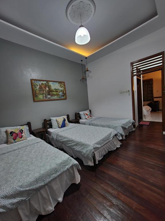 una habitación con tres camas en una habitación en Domore Lifestyle, en Jetis