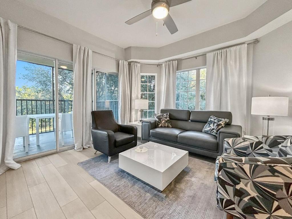 Χώρος καθιστικού στο Family-Friendly 3-Bedroom Condo for 6 and 5 min to Disney