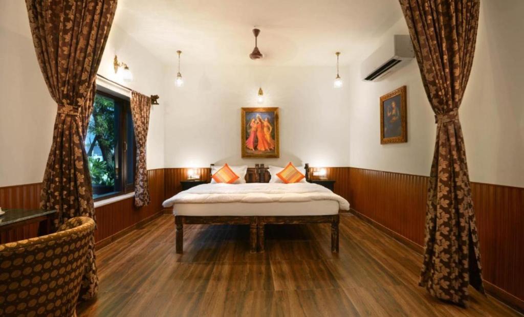 une chambre avec un lit et une fenêtre dans l'établissement The Rajputana Heritage, à Jodhpur