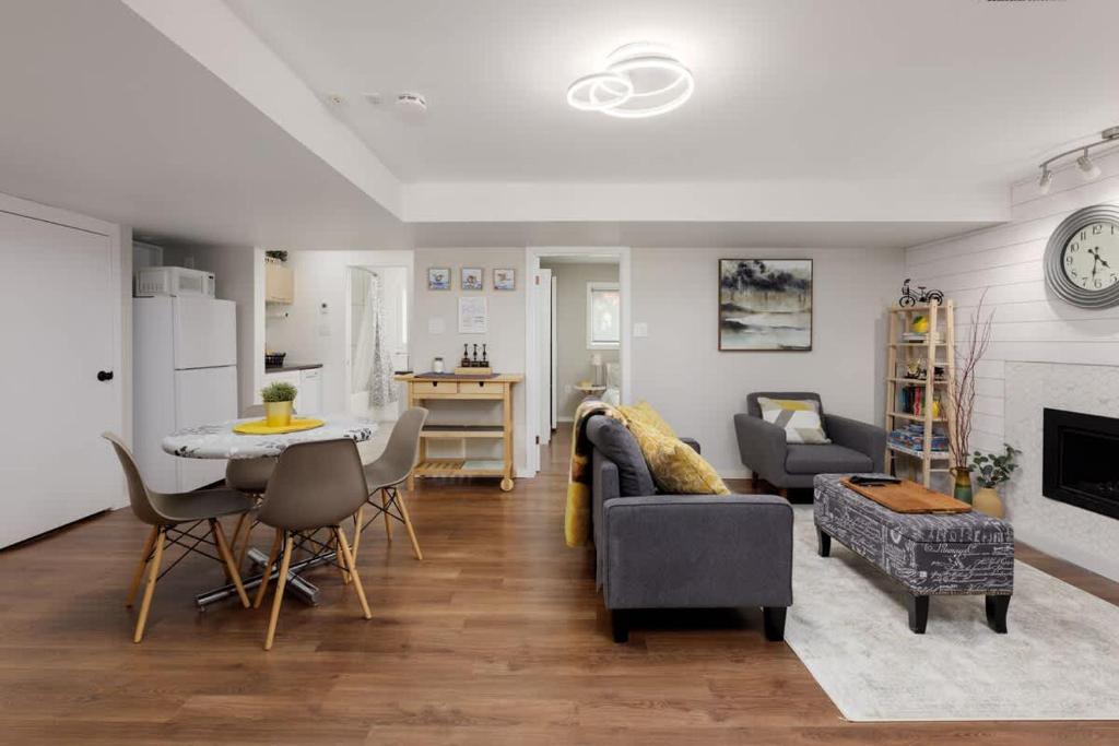 una sala de estar con un sofá y una mesa en Coho Trailside Comforts, en Brackendale