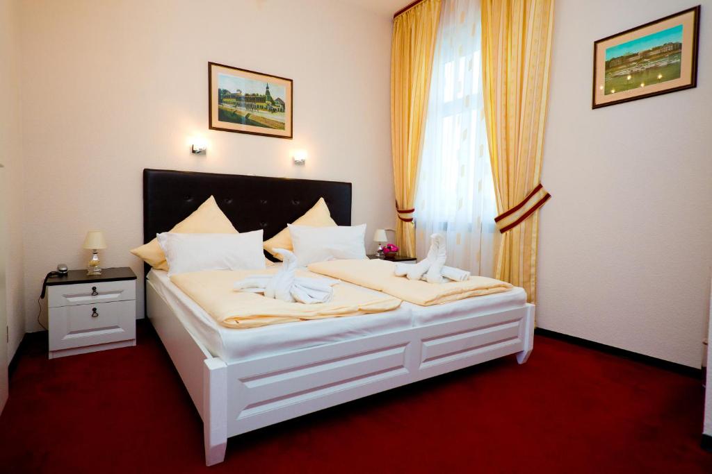 Postel nebo postele na pokoji v ubytování Hotel Am Schloss Biebrich