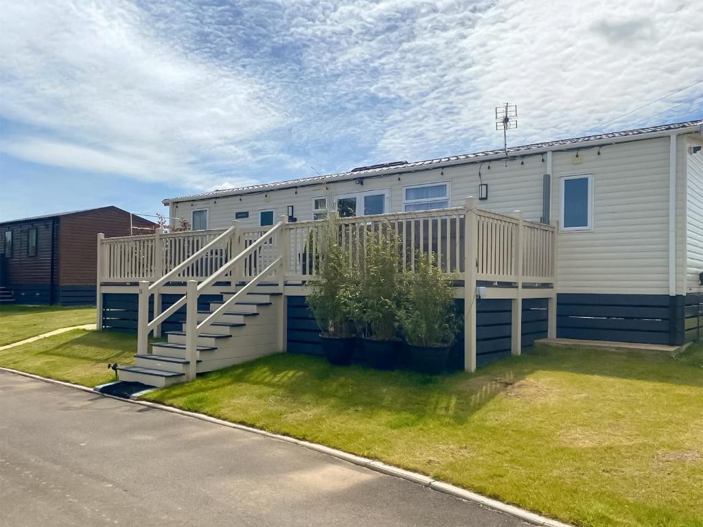 een huis met een terras aan de zijkant bij Deer View in Felton