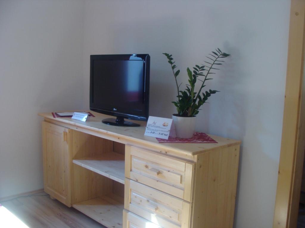 A television and/or entertainment centre at Hotel Koliba
