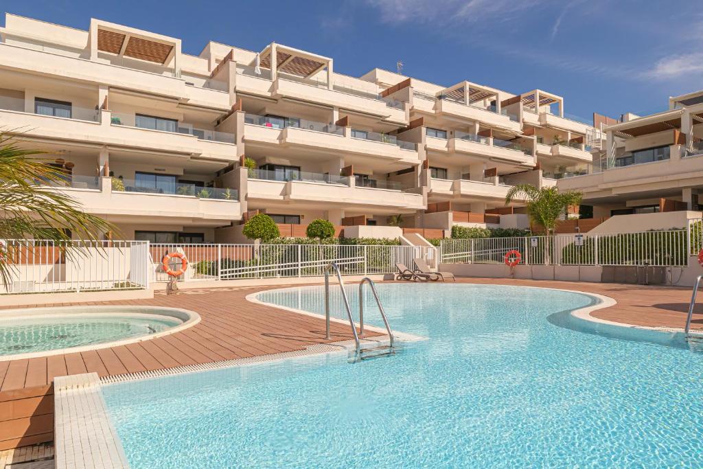 - une piscine en face d'un immeuble dans l'établissement Lotus Jardinana Paradise - Happy Rentals, à Mijas