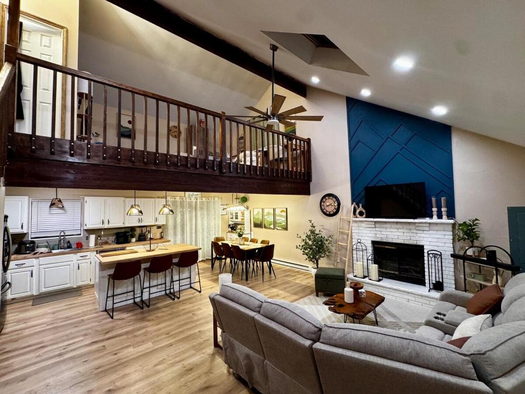 un salon avec un canapé et une table et une cuisine dans l'établissement Pocono Mountain Chalet, à Tobyhanna
