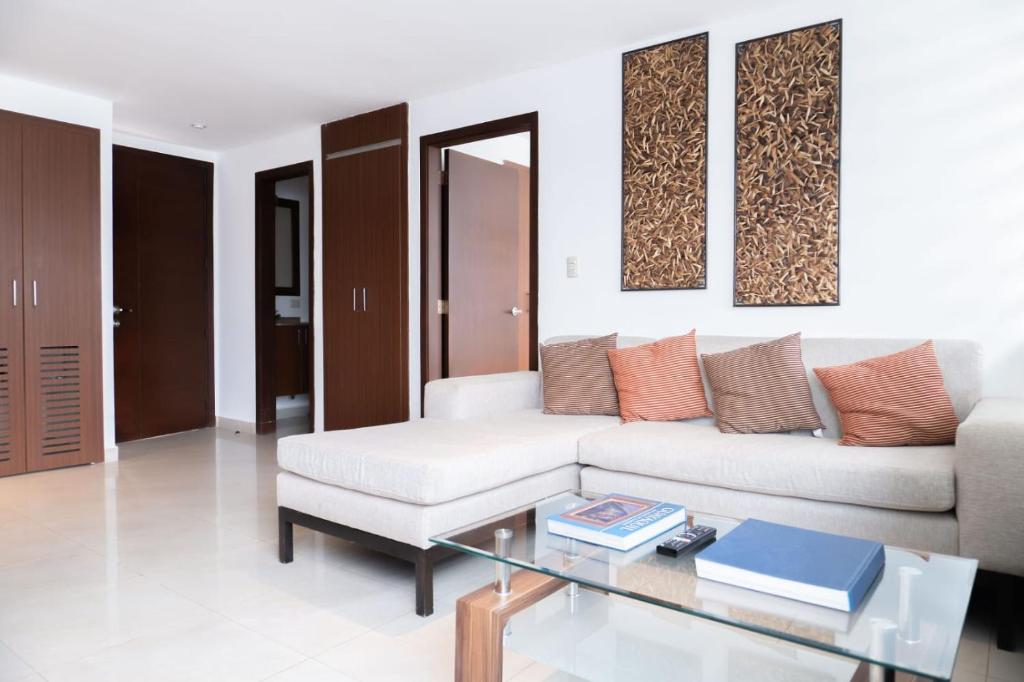 a living room with a couch and a coffee table at Perfecta Suite En Samborondon Plaza in Guayaquil