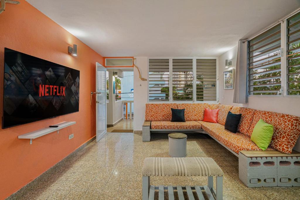 Et tv og/eller underholdning på Beach Side House Amazing For Family and Group by PH