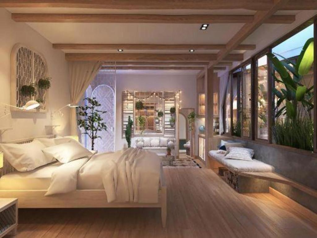 1 dormitorio con 1 cama grande y algunas plantas en Nap Am - Dalat, en Ấp Kim Thạch