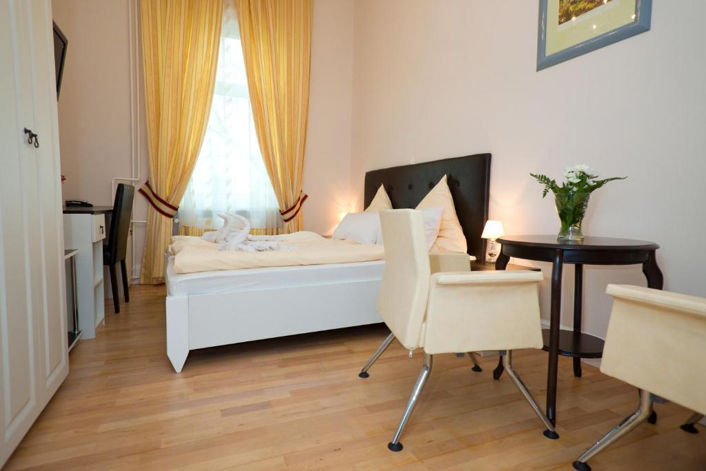 Postel nebo postele na pokoji v ubytování Hotel Am Schloss Biebrich