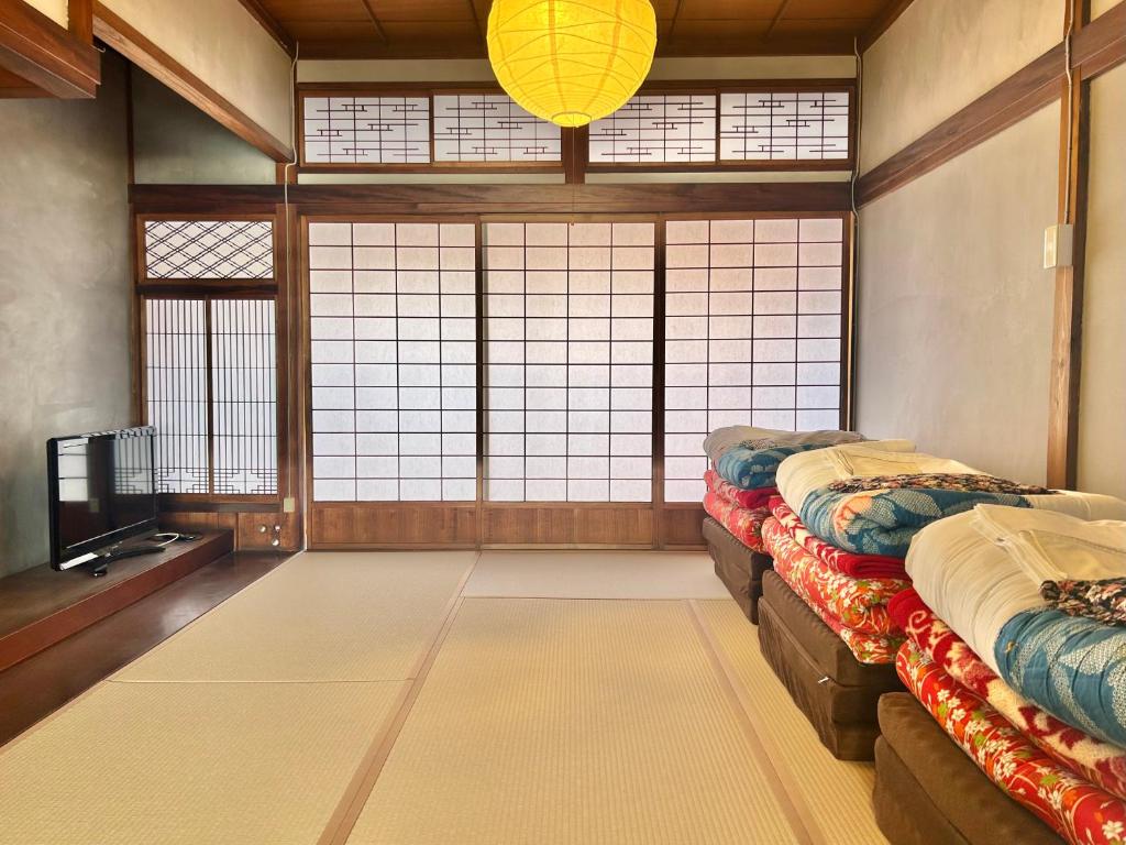 Ένα ή περισσότερα κρεβάτια σε δωμάτιο στο 漆喰の宿 東本
