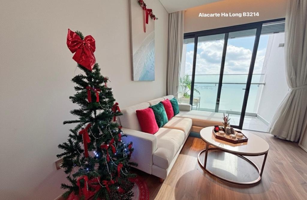uma árvore de Natal numa sala de estar com um sofá em A La Carte Ha Long Oceanview Panoramic 2BR2WC 75m2 Residence Suite with balcony em Ha Long