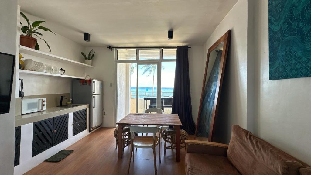 Η κουζίνα ή μικρή κουζίνα στο Two Bedroom Beachfront Penthouse
