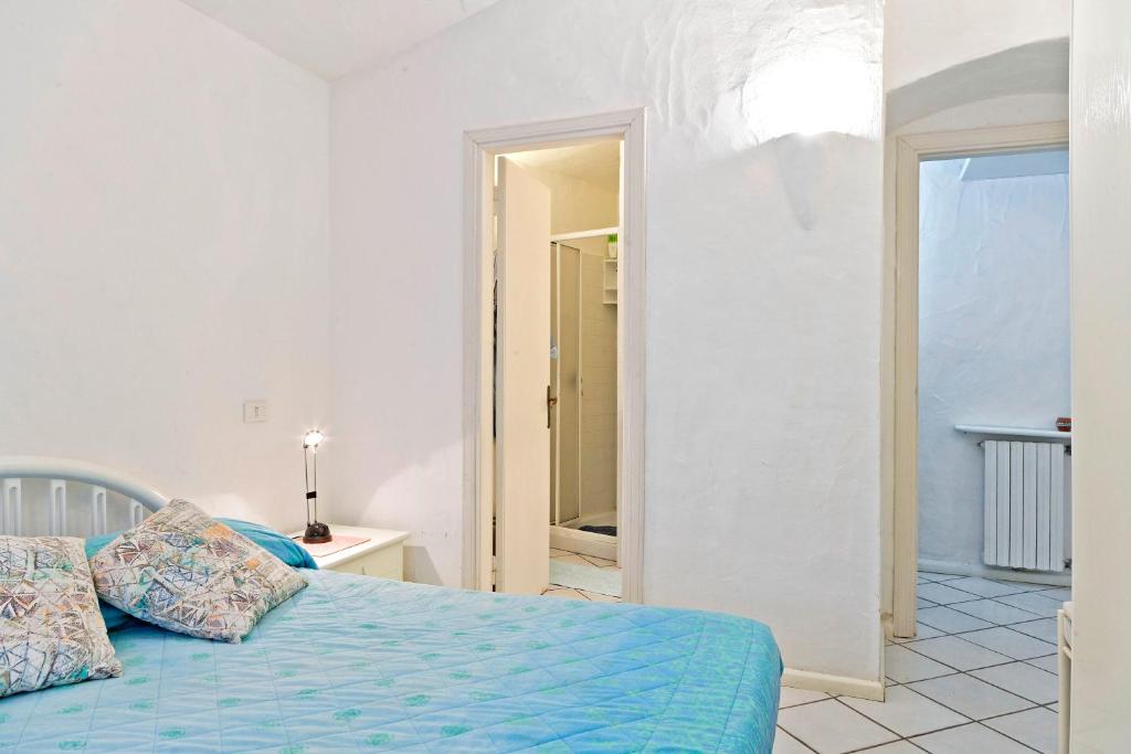 ポルト・チェルボにあるVilletta Il Mirtoのベッドルーム(青いベッド1台付)、バスルーム