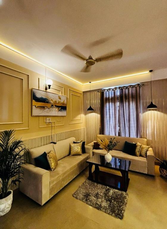 een woonkamer met een bank en een tafel bij PANAH luxe in Guwahati