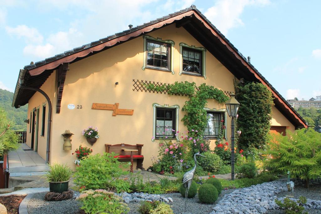 ein Haus mit Garten davor in der Unterkunft Ferienwohnung-Mediterran in Einruhr