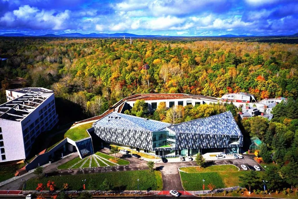een luchtzicht op een gebouw midden in een bos bij Zhi Resort - Riverside in Dongwan
