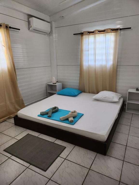 En eller flere senge i et værelse på La Villa Ti'Lau