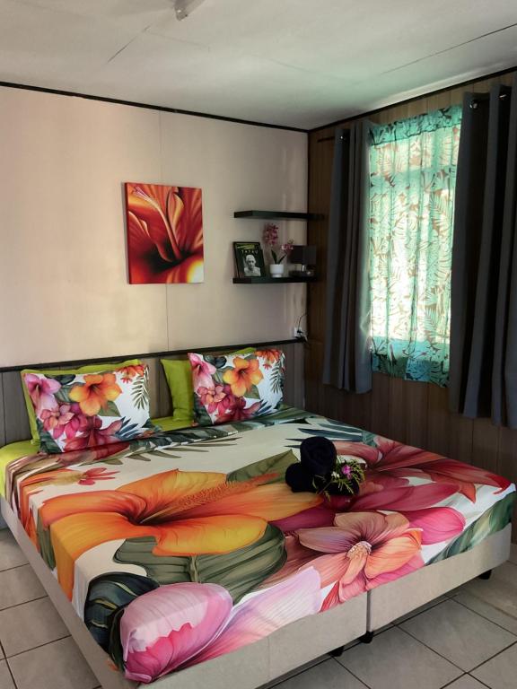 Un pat sau paturi într-o cameră la Tauraatini house F3 - MOOREA Maatea