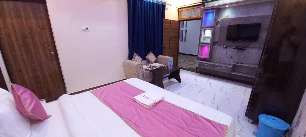 Postel nebo postele na pokoji v ubytování Hotel Siyaram Palace -Orchha