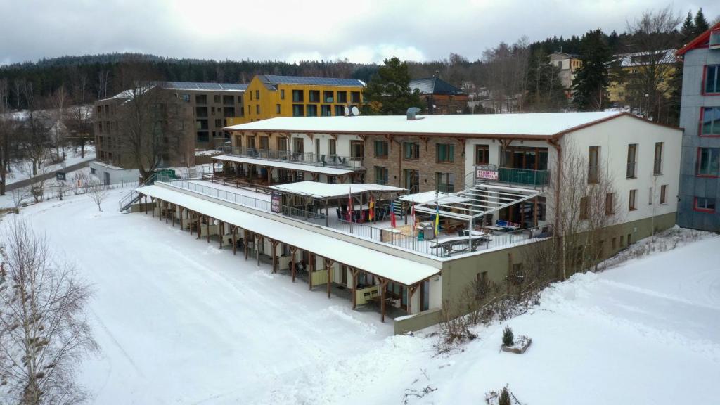 eine Luftaufnahme eines Gebäudes im Schnee in der Unterkunft Aparthotel Rezidence Club Canada Lipno in Lipno nad Vltavou