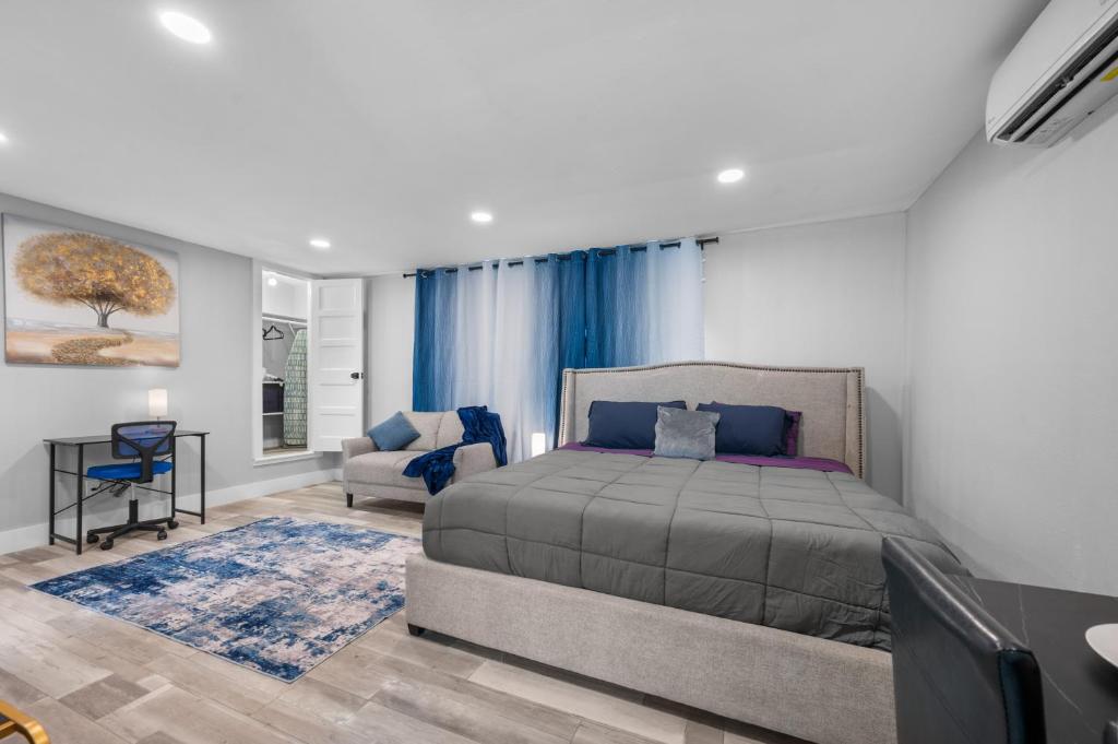 Posezení v ubytování Spacious King Studio with Fast WiFi & Desk