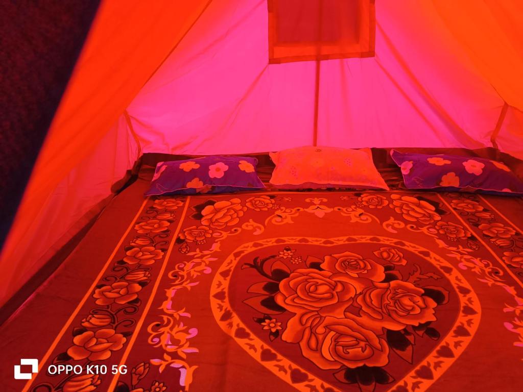 Un pat sau paturi într-o cameră la Front view campsite