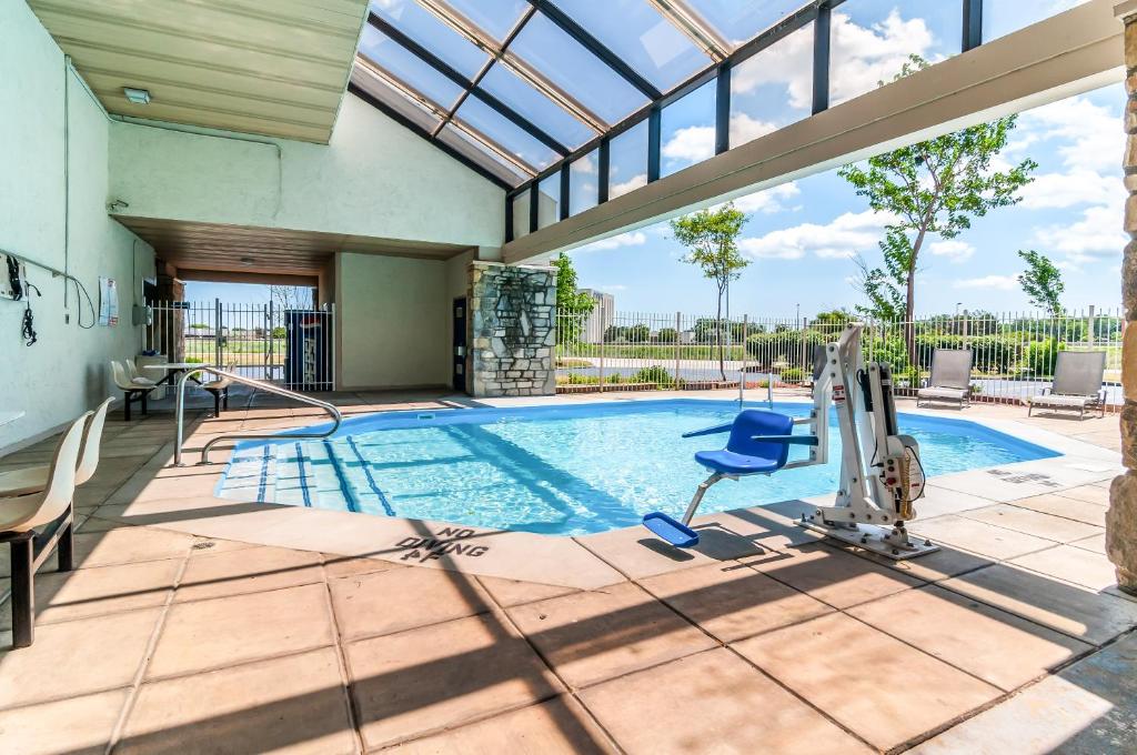 una piscina cubierta con techo de cristal en Motel 6-Southgate, MI - Detroit, en Southgate