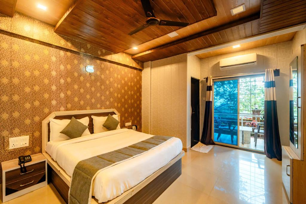 Postel nebo postele na pokoji v ubytování Balaji Excellency Resort